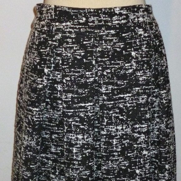 KARL LAGERFELD pleated skirt. Size 10. Polyester/Cotton/Spandex. - Picture 1 of 3
